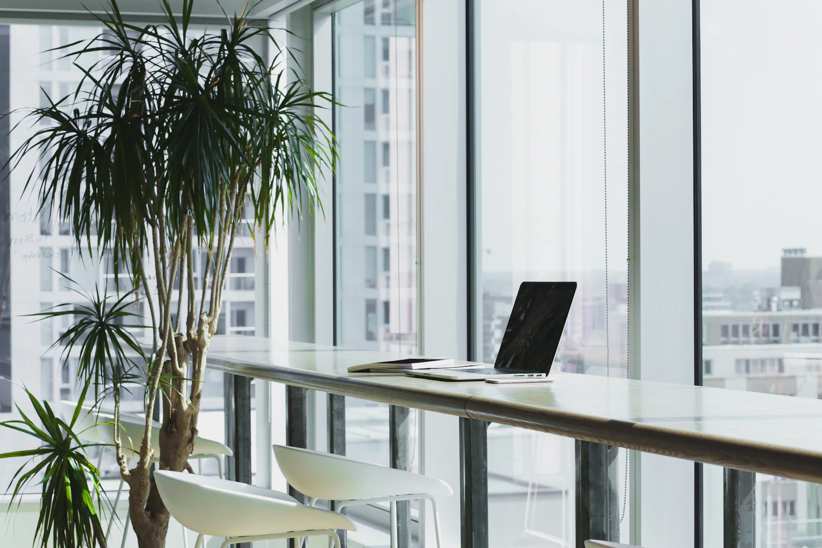 Ambiente de trabalho amplo com iluminação quente