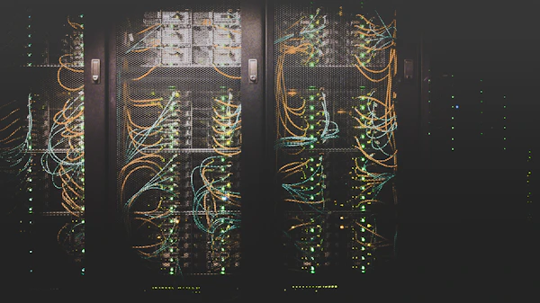 Corredor de data center com racks iluminados