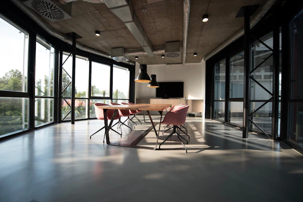 Ambiente de trabalho com plantas e mesas claras